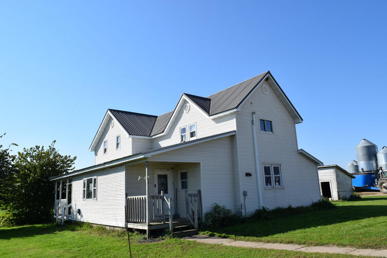 5 bedrooms, 1½ baths, recently updated with a new roof, central AC 5 bedrooms, 1½ baths, recently updated with a new roof, central AC