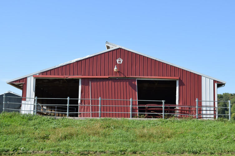 120-stall dry cow / heifer barn 120-stall dry cow / heifer barn